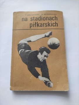 Książka Na stadionach piłkarskich 1967r.