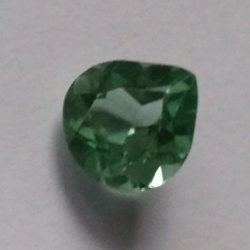 Szafir zielony ,  4.9 CT , 11.1 x 5.7 mm