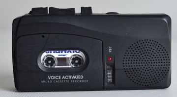 Dyktafon na mikrokasety z aktywacją głosem