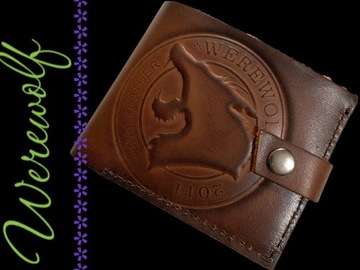 Brązowy skórzany portfel z nadrukiem wilka