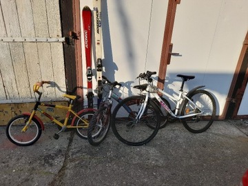 trzy rowery i dwie pary nart