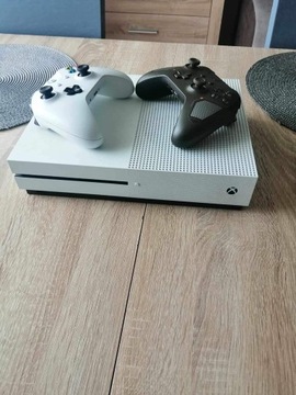 Xbox One S z dwoma padami