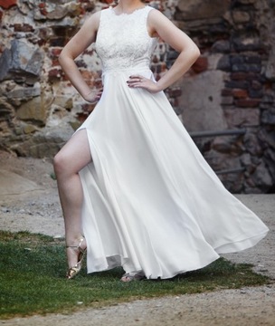 Suknia ślubna o oryginalnym kroju - rozmiar 38 