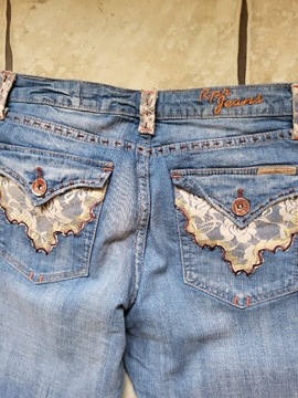 Spodnie dżinsowe rozszeżane z pięknymi ozdobionymi koronką kieszeniami