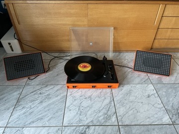 Piękny retro gramofon z głośnikami plus płyty