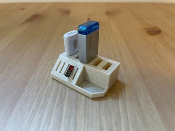 Stojak na karty pamięci MicroSD oraz pendrive