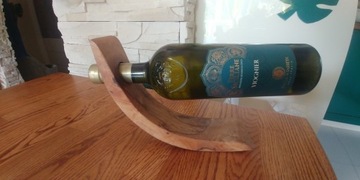 Stojak na wino z naturalnego drewna oliwnego.