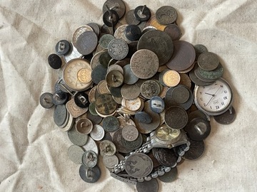 Monety, zegarki, guziki. Zestaw monet również srebrne