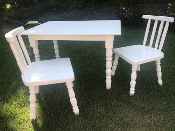 drewniany stolik i 2 krzesełka dla dziewczynki