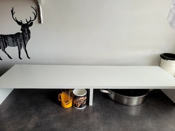 Biała półka na blat, stół, biurko daje dodatkowe miejsce 