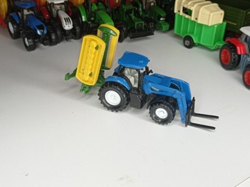 Traktor siku z maszyną 