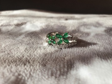 Srebrny pierścionek z  zielonym kwiatem