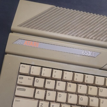 Komputer Atari 65XE w dobrym stanie  sprawny