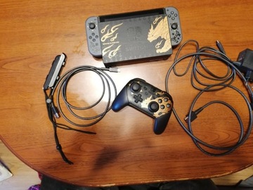 Nintendo Switch MH Rise Edition + Pro Controller