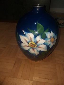 Stary wazon z kwiatami