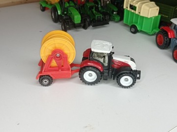 Traktor siku z przyczepą 