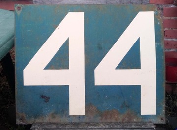 Stara metalowa tablica z numerem 44 loft 40x50 