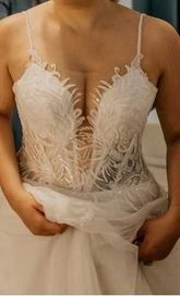 Delikatna koronkowa suknia ślubna z cekinami M 38