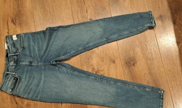 Niebieskie jeansowe spodnie