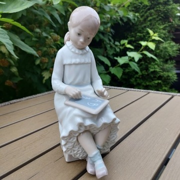 Nao Lladro dziewczynka z tabliczką 