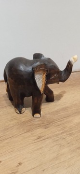 Słoń z drewna na szczęście