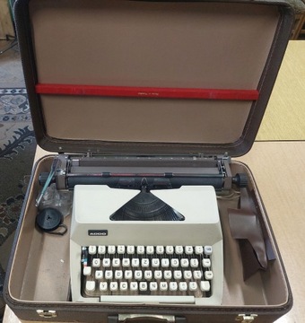 Maszyna do pisania ADDO w walizce