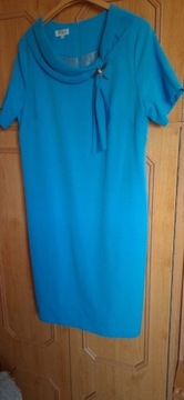 Błękitna sukienka z broszką 
