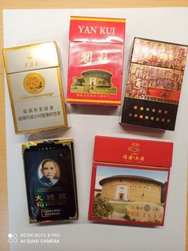 Puste pudełka od oryginalnych chińskich papierosów