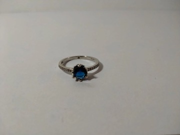 Srebrny pierścionek z niebieskim cyrkonią