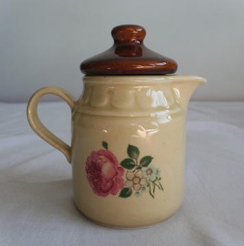 Beżowy, ceramiczny mlecznik w kwiaty, 0,4 l, GDR