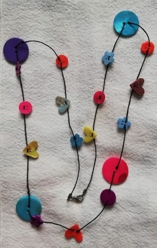 Naszyjnik z kolorowych guzików