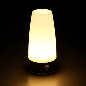 Lampka nocna LED z czujnikiem ruchu.
