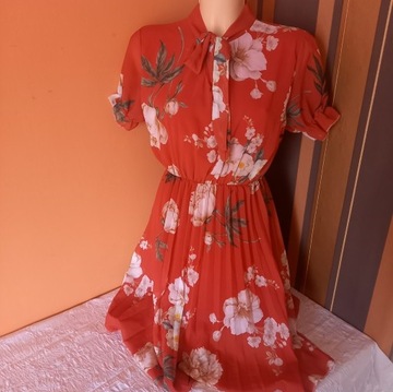 czerwona sukienka w kwiaty plisowana  