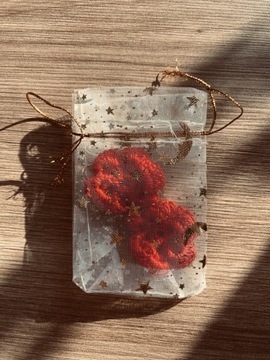 Kolczyki handmade czerwone kwiaty materiałowe