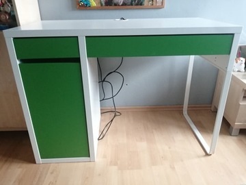 Biurko Ikea Micke białe z zielonymi forntami