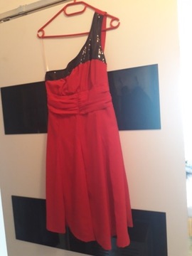 Czerwona sukienka na jedno ramię