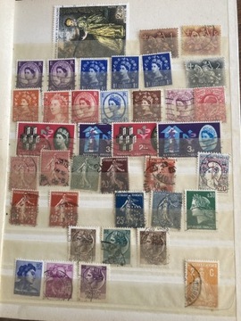 Klaser ze starymi znaczkami z różnych krajów