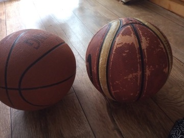 Dwie piłki do gry w koszykówkę