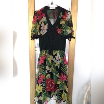 Sukienka w tropikalne wzory maxi