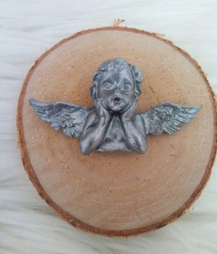 magnes z aniołem na plastrze drewna srebrny 