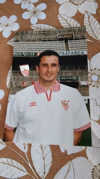 Przypinka klubu Sevilla F.C. + zdjęcie piłkarza