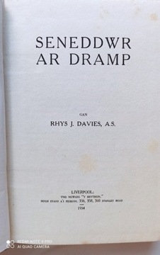Seneddwr ar Dramp R.J. Davies A.S