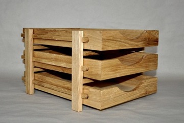 Drewniany stojak z szufladami