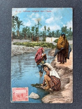 Laveuse indigene dans l'oasis 1910 Tunezja