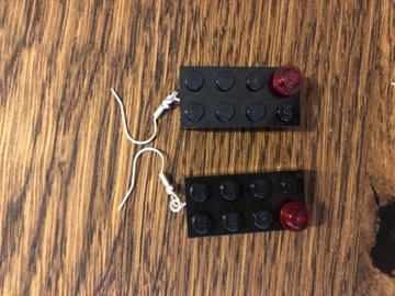 Kolczyki Lego klasyczne 8 pin z czerwonym pinem