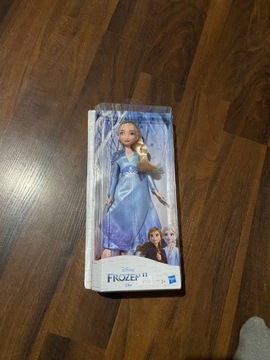 Lalka "Frozen" Elsa jest nowa w opakowaniu. 
