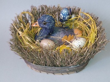 Ozdoba kaczka w koszyku kolorowe jajka