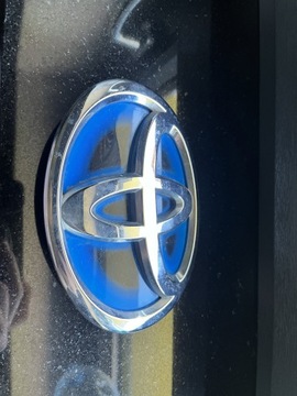 Emblemat znaczek zderzak Toyota yaris hybrid przód