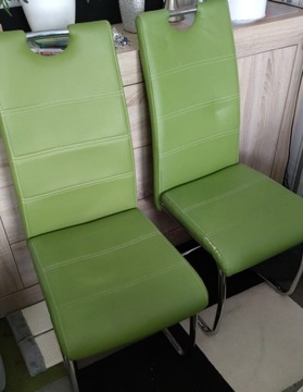 Dwa krzesła z pokrowcami