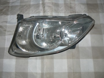 Toyota Corolla lampa przód